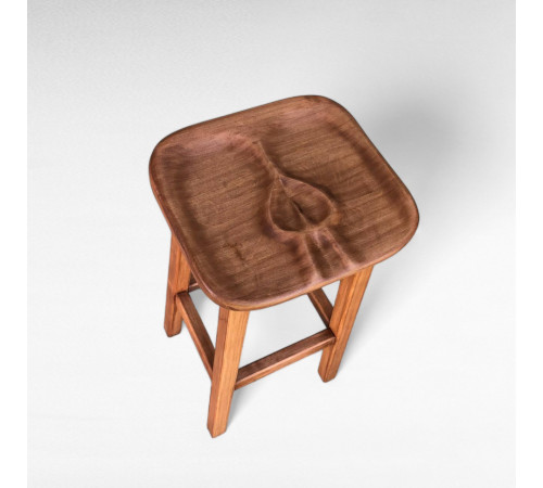 Високий дерев'яний табурет з відбитком дівчини та хлопця для кафе, бару, пабу Барний стілець з дерева з підніжкою Адам для хлопця