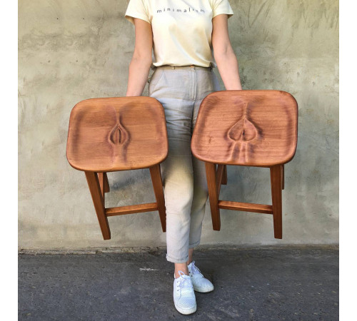 Високий дерев'яний табурет з відбитком дівчини та хлопця для кафе, бару, пабу Барний стілець з дерева з підніжкою Адам для хлопця