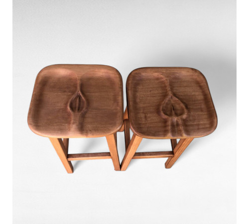 Високий дерев'яний табурет з відбитком дівчини та хлопця для кафе, бару, пабу Барний стілець з дерева з підніжкою Адам для хлопця