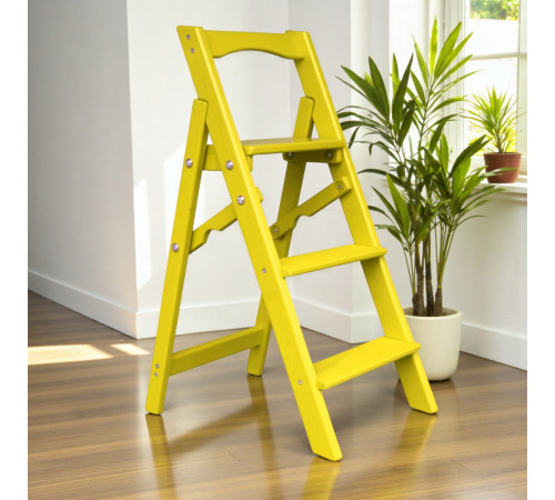 Dreistufige Holzleiter für Zuhause und Fotostudio. Leicht, faltbar, gelb.