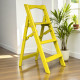 Dreistufige Holzleiter für Zuhause und Fotostudio. Leicht, faltbar, gelb.