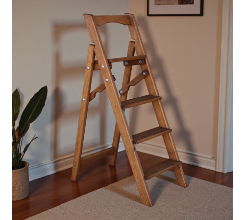 Drewniana składana drabina z 4 stopniami do domu, studia fotograficznego. Domowa składana drabina transformatorowa.