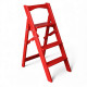 Dreistufige Holzleiter für Zuhause und Fotostudio. Leicht, faltbar, rot.