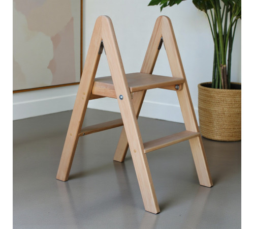 Zweistufige Holzklappleiter für Haushalt, Küche und Fotostudio. Klappbare Leiter mit Transformator. Leichtes Holz.