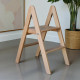 Zweistufige Holzklappleiter für Haushalt, Küche und Fotostudio. Klappbare Leiter mit Transformator. Leichtes Holz.
