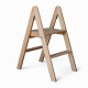 Zweistufige Holzklappleiter für Haushalt, Küche und Fotostudio. Klappbare Leiter mit Transformator. Leichtes Holz.