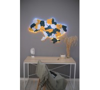Drewniana mapa Ukrainy z narysowanymi na niej rzekami tropikalnymi