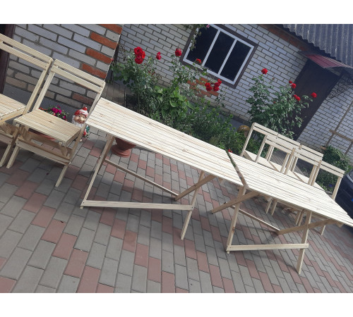 Drewniany składany stół. Dach handlowy.