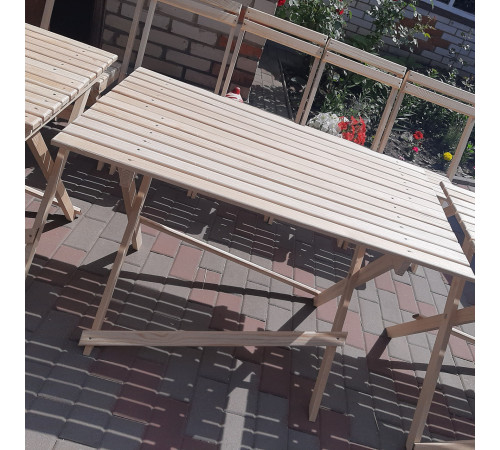 Drewniany składany stół. Dach handlowy.