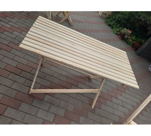 Drewniany składany stół. Dach handlowy.