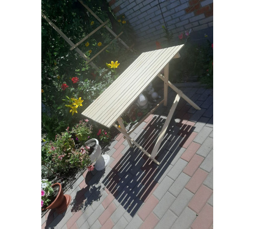 Drewniany składany stół. Dach handlowy.