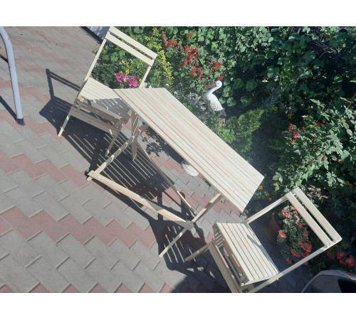 Drewniany składany stół. Dach handlowy.