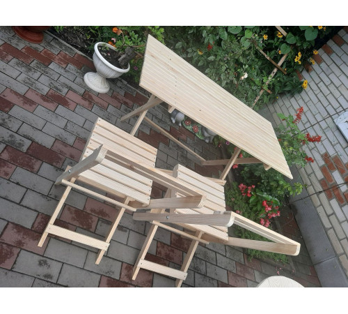 Drewniany składany stół. Dach handlowy.