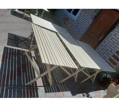 Drewniany składany stół. Dach handlowy.