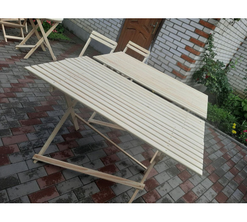 Drewniany składany stół. Dach handlowy.