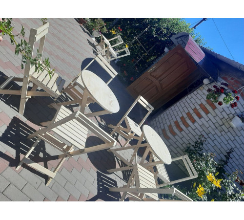 A high-quality wooden folding garden furniture set! Great price! (table and 4 chairs)