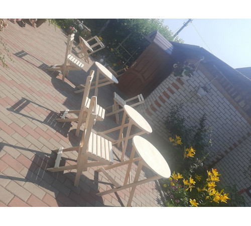 A high-quality wooden folding garden furniture set! Great price! (table and 4 chairs)
