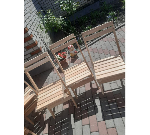 Składane drewniane krzesło z oparciem do domu i ogrodu.