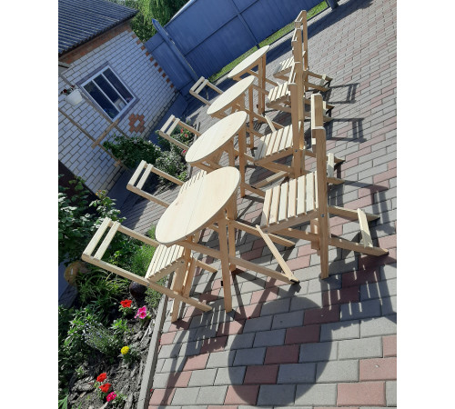 Okrągły drewniany stół do kawiarni