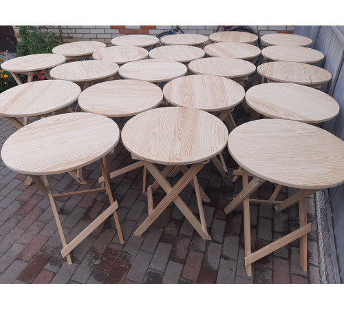 Okrągły drewniany stół do kawiarni