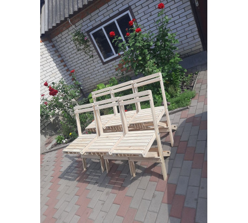 Drewniane krzesła kawiarniane