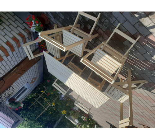 Drewniane krzesła kawiarniane