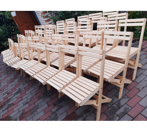 Drewniane krzesła kawiarniane