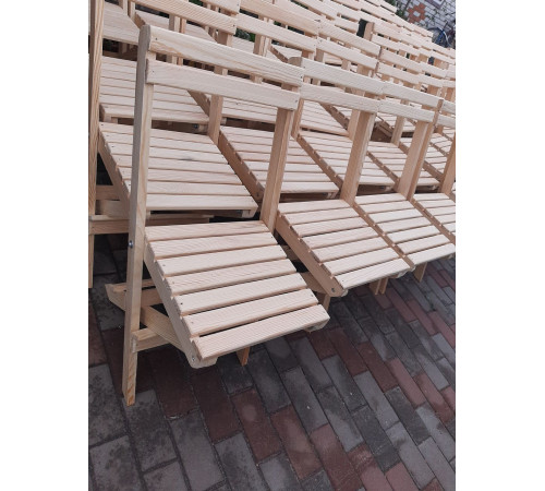 Drewniane krzesła kawiarniane