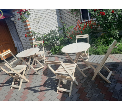 Drewniane krzesła kawiarniane