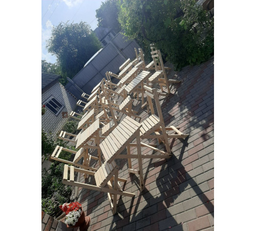 Drewniane krzesła kawiarniane