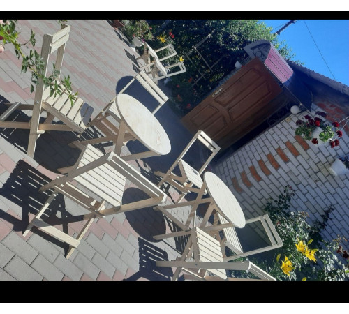 Klappmöbel aus Holz (ein Möbelset: ein runder Tisch und zwei Stühle)