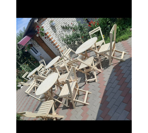 Klappmöbel aus Holz (ein Möbelset: ein runder Tisch und zwei Stühle)