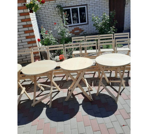Klappmöbel aus Holz (ein Möbelset: ein runder Tisch und zwei Stühle)