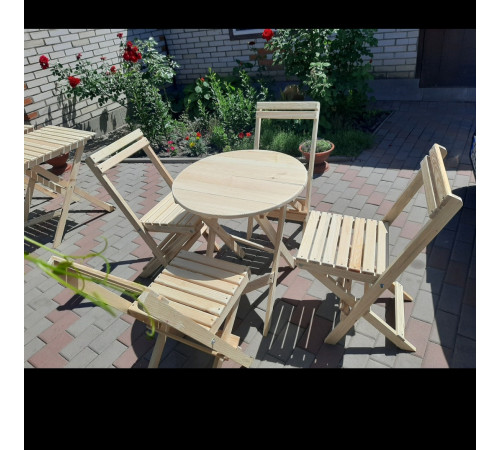 Klappmöbel aus Holz (ein Möbelset: ein runder Tisch und zwei Stühle)