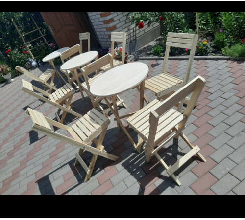Klappmöbel aus Holz (ein Möbelset: ein runder Tisch und zwei Stühle)