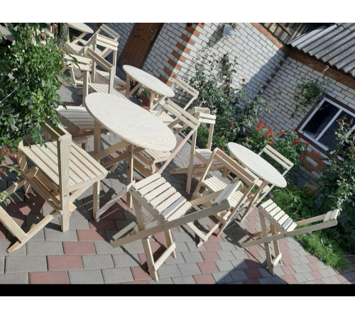 Klappmöbel aus Holz (ein Möbelset: ein runder Tisch und zwei Stühle)