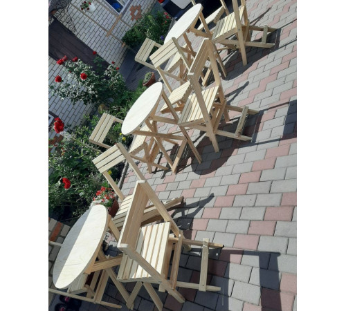 Klappmöbel aus Holz (ein Möbelset: ein runder Tisch und zwei Stühle)