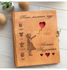 Детский деревянный фотоальбом с именной гравировкой.