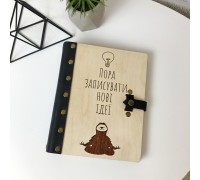 Notizbuch aus Holz mit einem Rücken aus echtem Leder.
