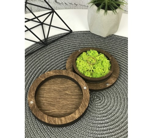Круглая шкатулка для колец с декоративным мохом. Круглая шкатулка для колец с декоративным мохом.