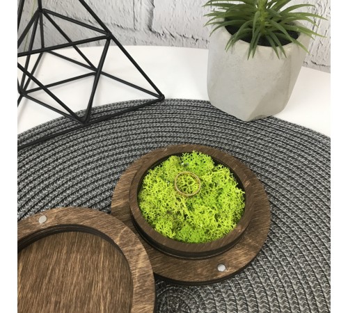 Круглая шкатулка для колец с декоративным мохом. Круглая шкатулка для колец с декоративным мохом.