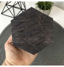 Шкатулка для обручальных колец из дерева.