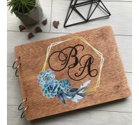 Album ślubny na zdjęcia i życzenia z grawerowanymi inicjałami.