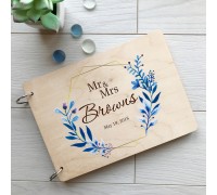 Hochzeitsalbum aus Holz für Fotos und Notizen.
