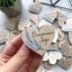 Свадебные бутоньерки из дерева в форме сердца.