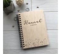 Drewniany album dziecięcy na zdjęcia i notatki w spirali.