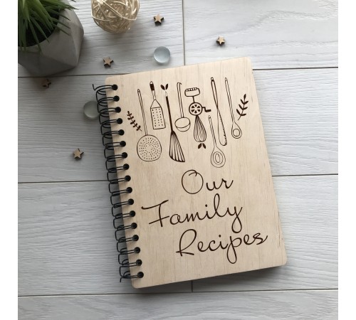 Деревянная кулинарная книга на спирале «Our Family Recipes»
