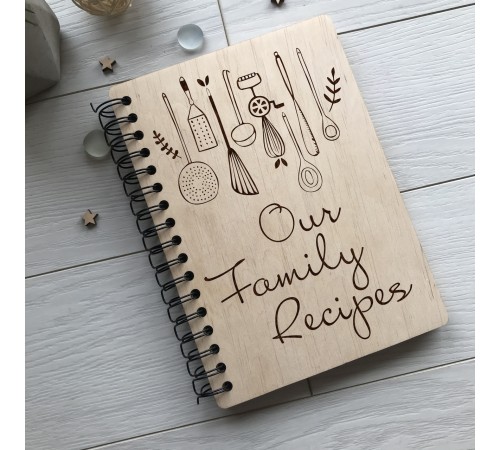 Деревянная кулинарная книга на спирале «Our Family Recipes»