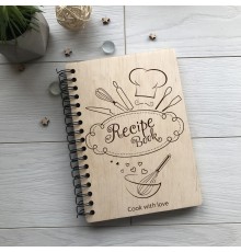 Деревянный блокнот для записи кулинарных рецептов на пружине.