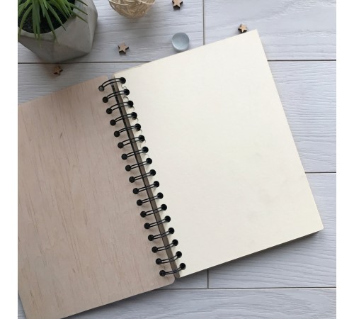 Деревянная записная книга на пружине для кулинарных рецептов.